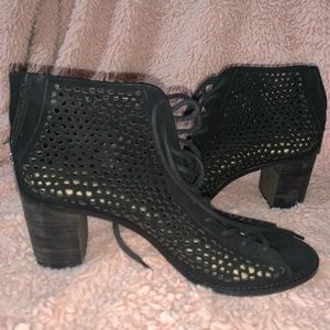 Vince camuto black thick heels size 9 women’s